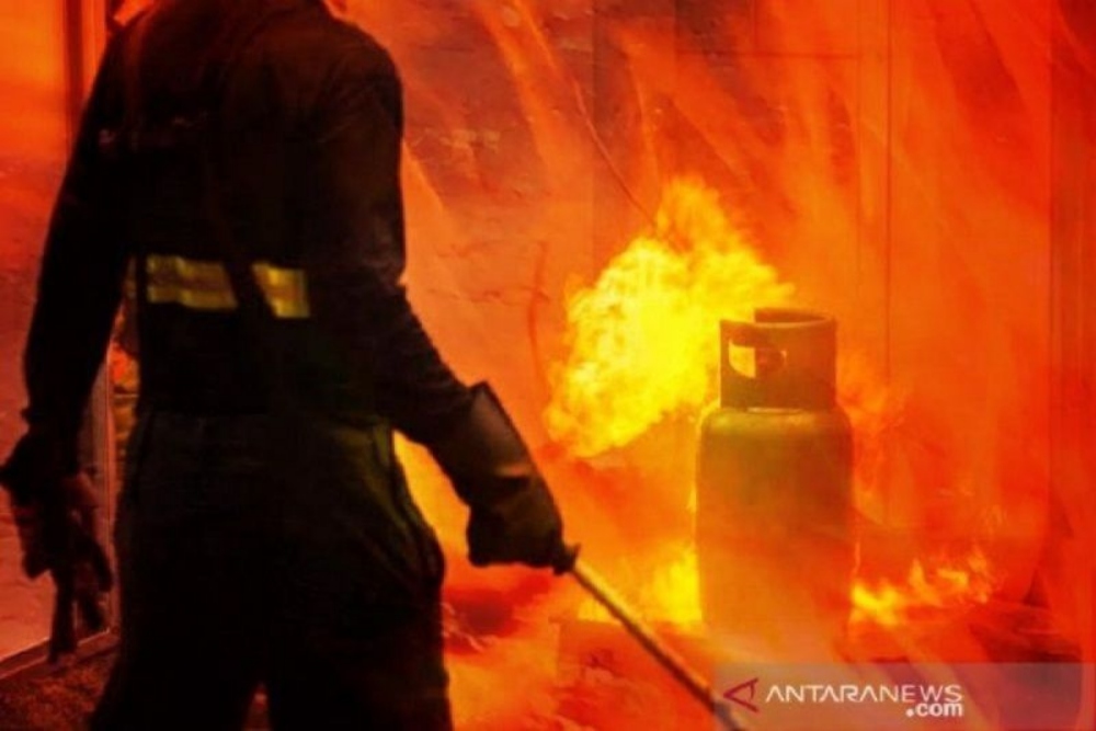 Kemlu RI Sebut 8 WNI Jadi Korban Ledakan Tabung Gas di Taiwan. Ilustrasi - Seorang pemadam berusaha memadamkan api dari sebuah ledakan tabung gas. (ANTARA/HO-Aspri/am)