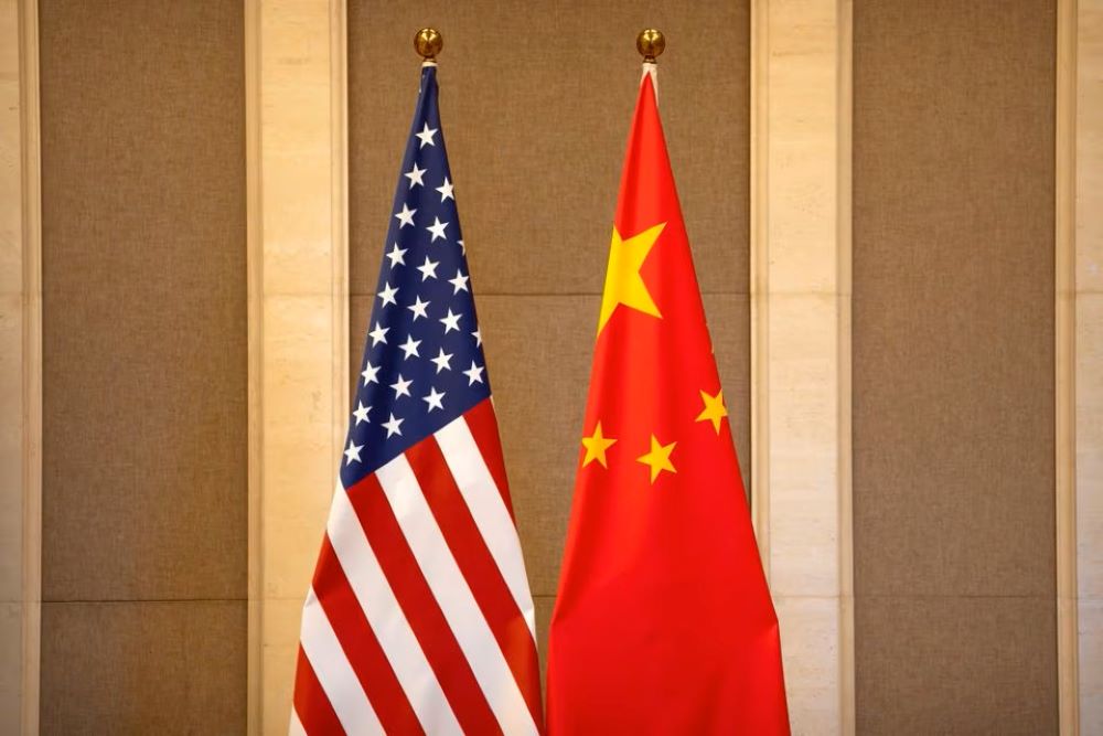 Bendera Amerika Serikat dan China dipasang sebelum pertemuan antara Menteri Keuangan AS Janet Yellen dan Wakil Perdana Menteri Tiongkok He Lifeng di Wisma Negara Diaoyutai di Beijing, Tiongkok, Sabtu, 8 Juli 2023./Reuters