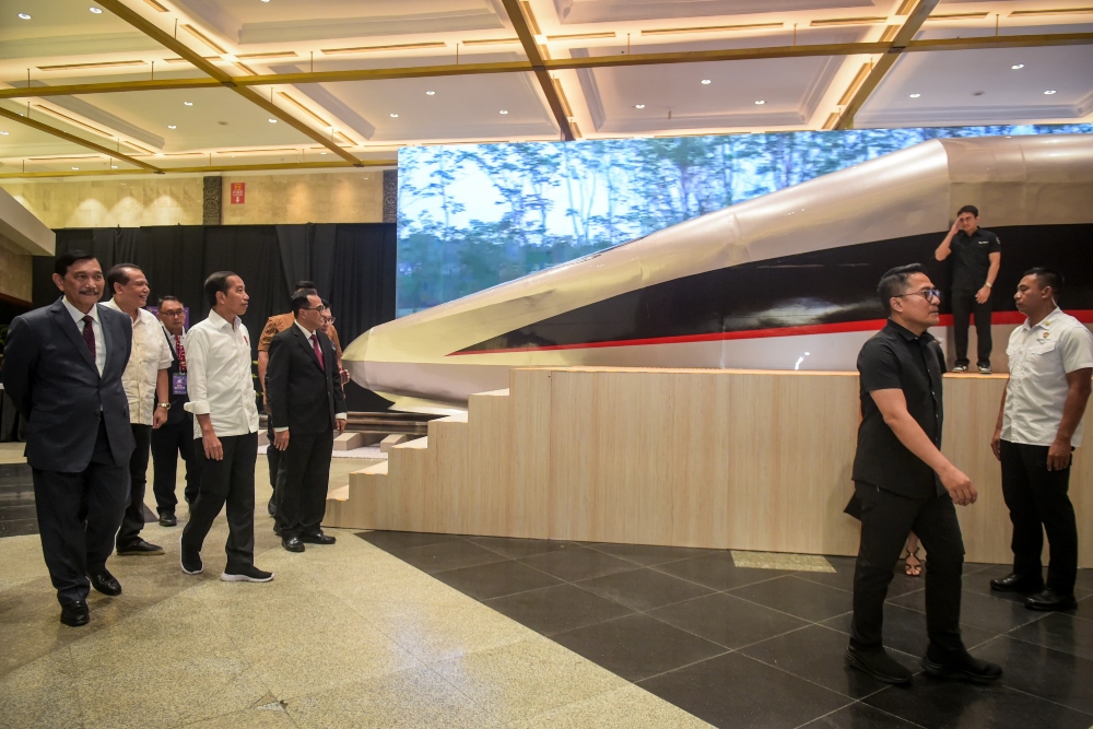  Jokowi Tinjau Pameran Hub Space di JCC
