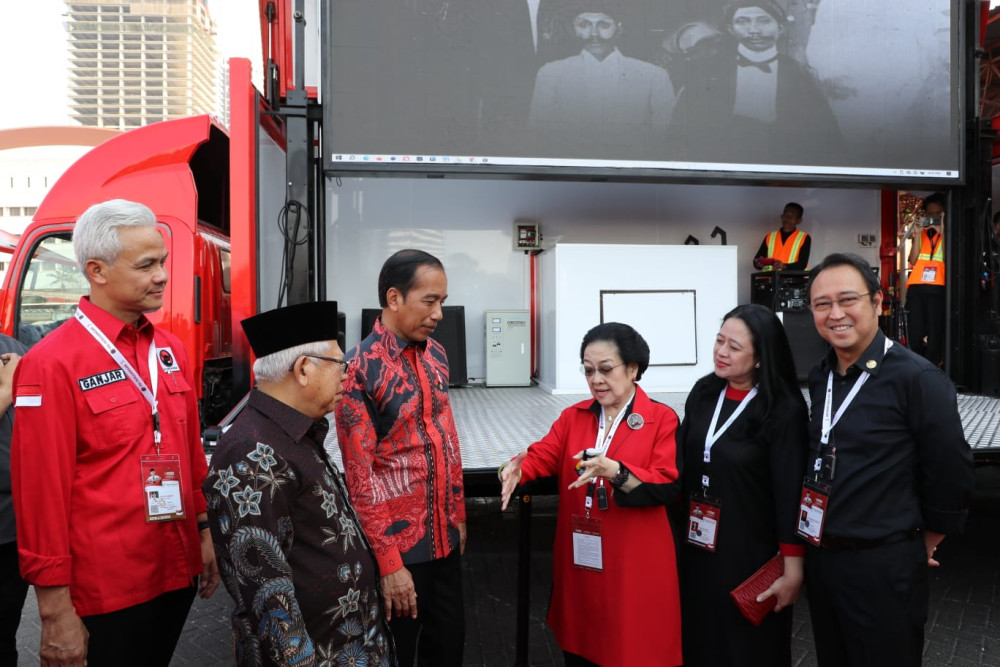  Jokowi dan Megawati Resmikan Mobil Bioskop Keliling PDIP