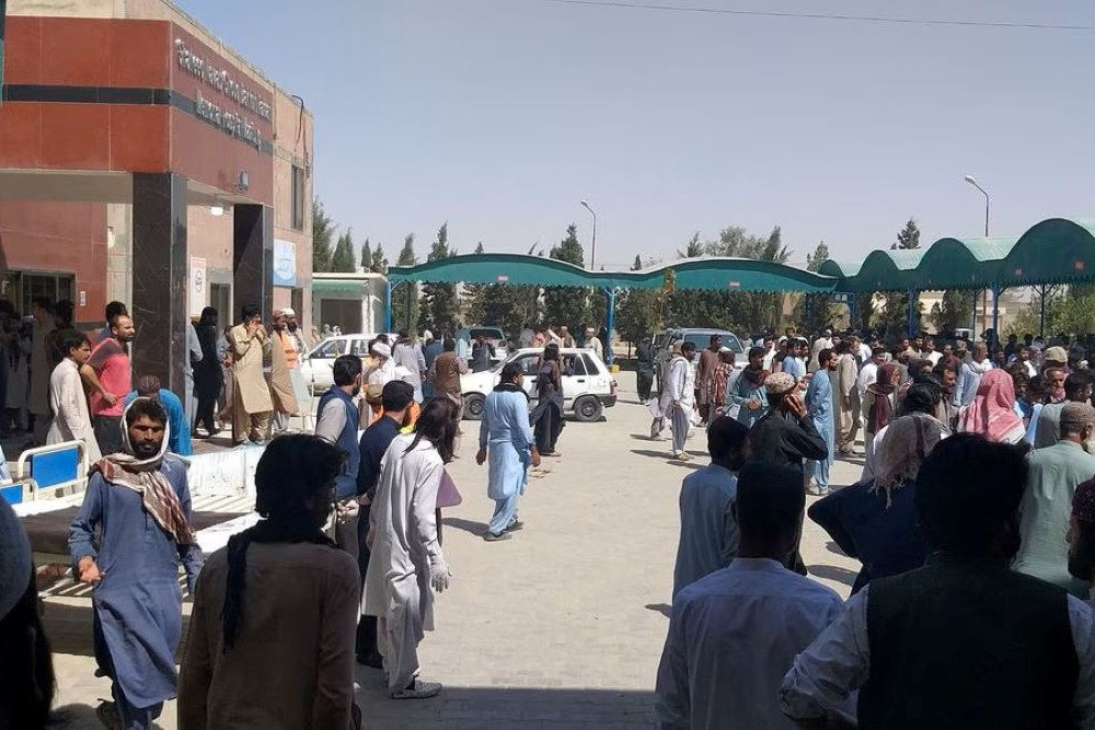 Warga berkumpul di luar rumah sakit Mastung, setelah serangan bunuh diri mematikan terhadap sebuah pertemuan keagamaan di provinsi Balochistan, Pakistan, 29 September 2023./Reuters