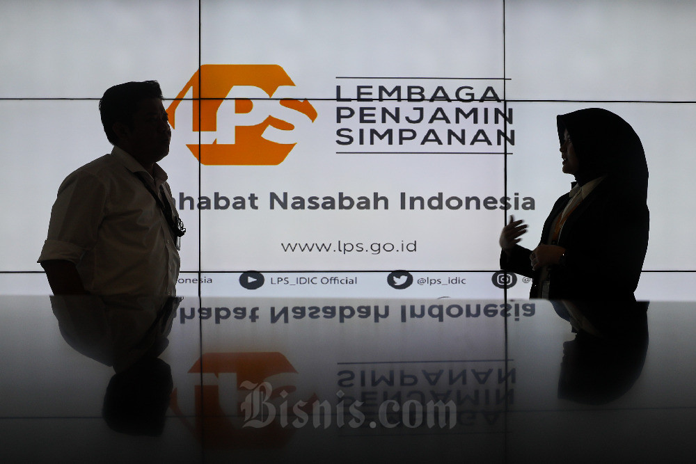 Karyawati beraktivitas di kantor Lembaga Penjamin Simpanan (LPS) di Jakarta, Senin (7/8/2023). Bisnis/Arief Hermawan P