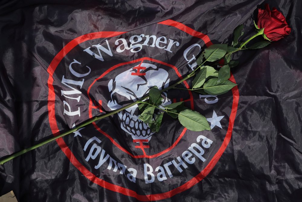 Bunga mawar terletak di atas bendera berlogo Wagner di tugu peringatan darurat dekat bekas pusat PMC Wagner di Saint Petersburg, Rusia 25 Agustus 2023.REUTERS/Anton Vaganov