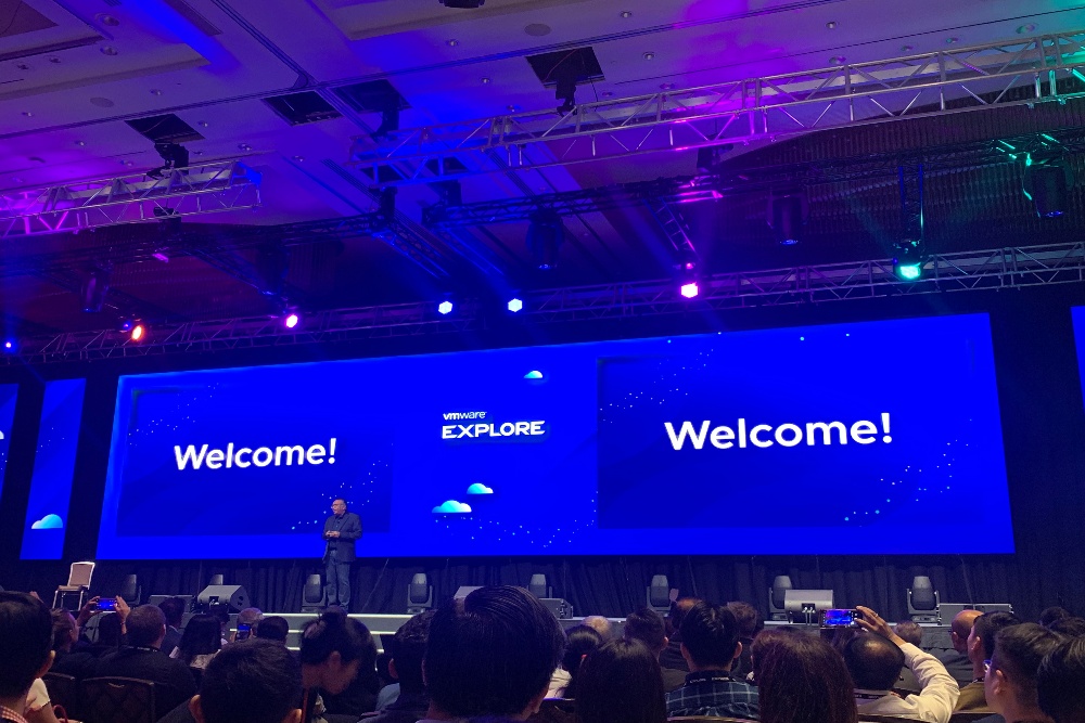 CEO VMware Raghu Raghuram menyampaikan keynote speech dalam acara VMware Explore di Singapura 27-28 September 2023/Bisnis-Farid Firdaus. 