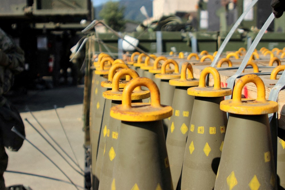  Tujuh Negara Uni Eropa Borong Amunisi Peluru Artileri untuk Bantu Ukraina