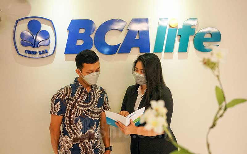 Karyawan beraktivitas di dekat logo PT Asuransi Jiwa BCA (BCA Life) di Jakarta, beberapa waktu lalu. Bisnis/Suselo Jati