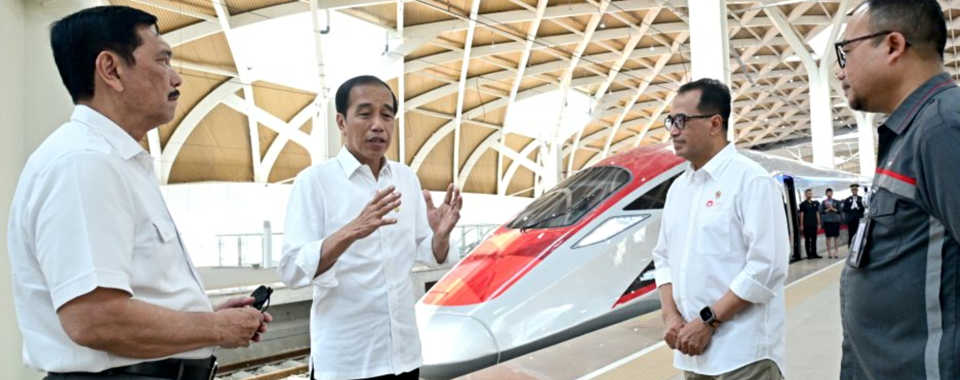 Presiden Joko Widodo menggunakan Kereta Cepat Jakarta-Bandung saat kunjungan kerja ke Jawa Barat pada Rabu (13/9/2023). - BPMI Setpres/Muchlis Jr