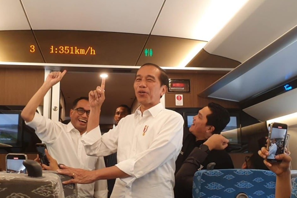 Presiden RI Joko Widodo (Jokowi) dan beberapa menteri bersorak-sorai kala kecepatan maksimal 351 km per jam dari Kereta Cepat Jakarta Bandung (KCJB) saat melakukan uji coba kelayakan fasilitas moda tersebut, Rabu (13/9/2023). JIBI/Akbar Evandio