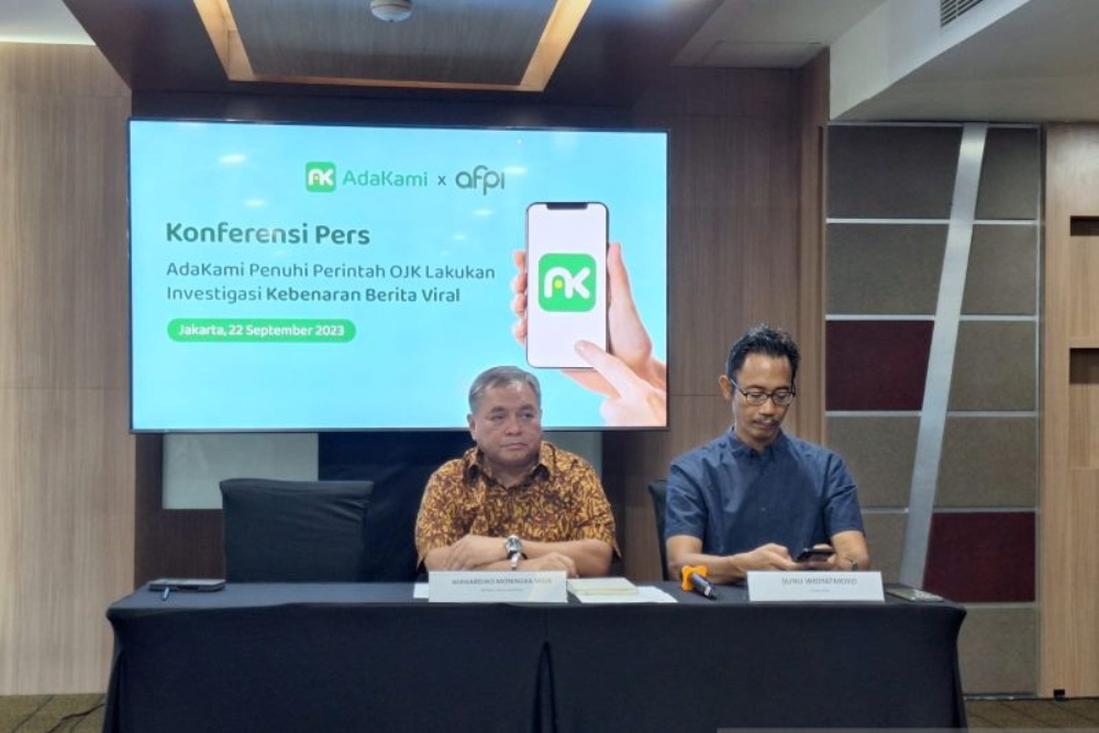 Direktur Utama PT Pembiayaan Digital Indonesia (AdaKami) Bernardino Moningka Vega (kiri) dan Sekretaris Jenderal Asosiasi Fintech Pendanaan Bersama Indonesia (AFPI) Sunu Widyatmoko (kanan) dalam konferensi pers di Jakarta, Jumat (22/9/2023) ANTARA/Bayu Saputra