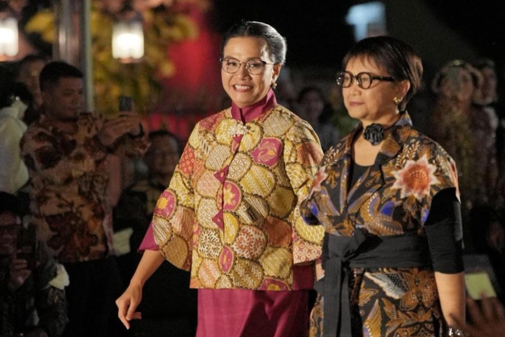  Cantiknya Sri Mulyani dan Retno Marsudi Bak Model di Istana Berbatik