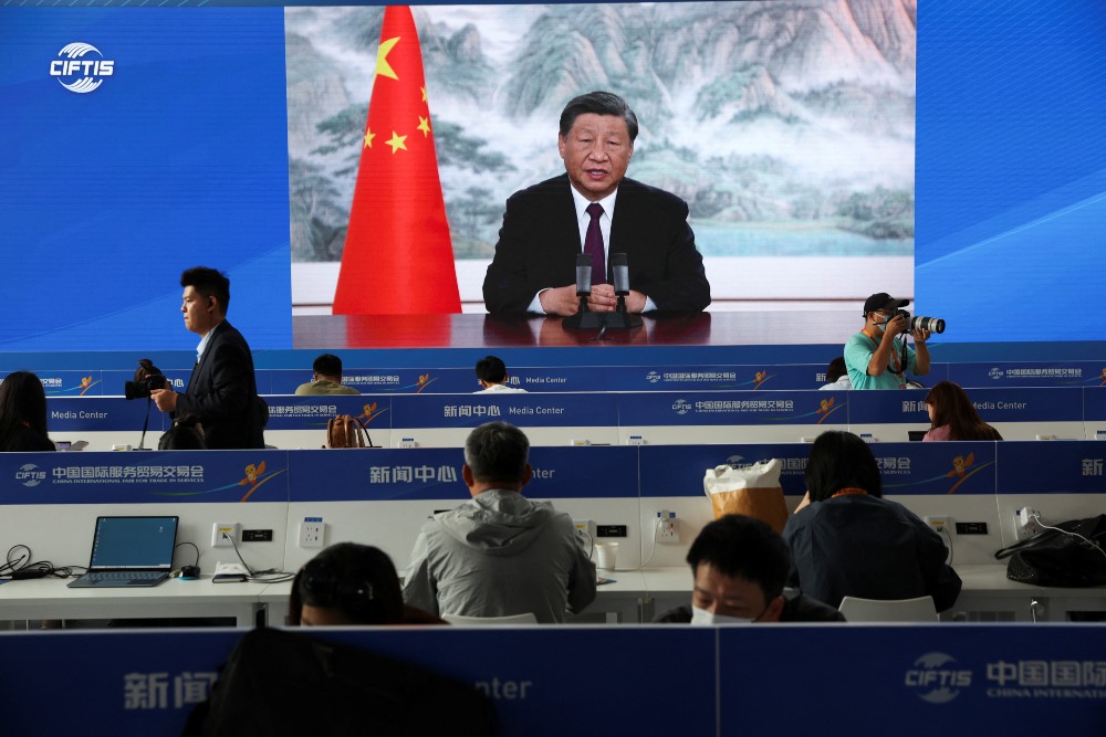 Presiden China Xi Jinping terlihat di layar selama pidato video untuk KTT Perdagangan Jasa Global, di pusat media Pameran Perdagangan Jasa Internasional Tiongkok (CIFTIS) di Beijing, Tiongkok 2 September 2023. REUTERS/Florence Lo