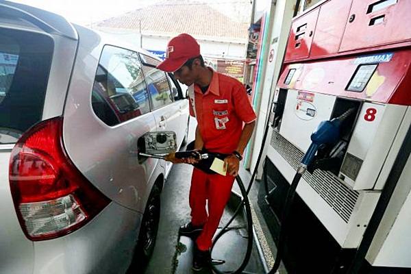 Petugas mengisi bahan bakar minyak (BBM) ke mobil, di Bandung, Jawa Barat, Rabu (1/7/2015)./JIBI-Rachman