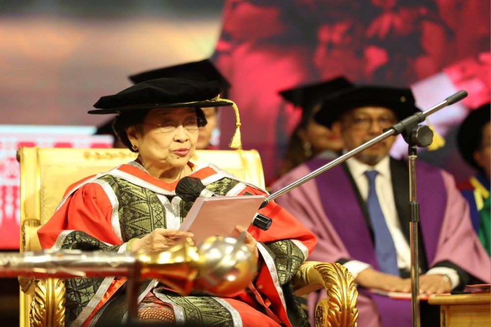 Ketua Umum PDI Perjuangan (PDIP) Megawati Soekarnoputri kembali mendapatkan anugerah doktor kehormatan (honorary doctorate/HC) dalam bidang ilmu sosial dari Universiti Tunku Abdul Rahman (UTAR) Malaysia, Senin (2/10/2023)./Dok. PDIP