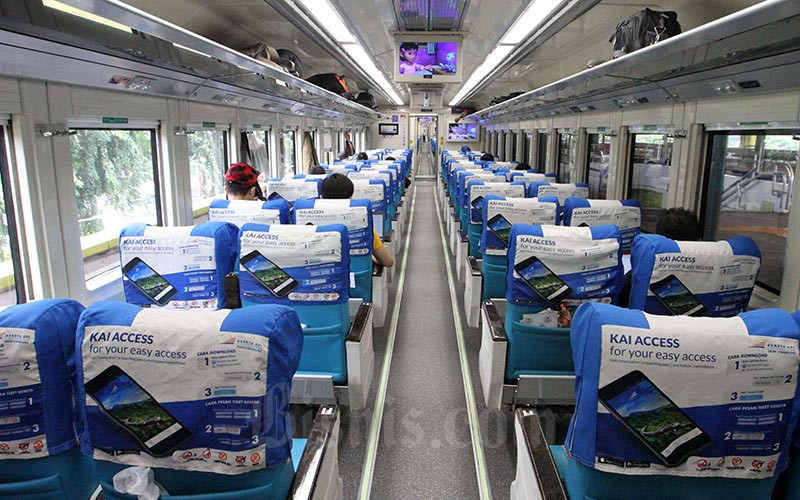 Suasana gerbong kereta Argo Parahyangan jurusan Gambir - Bandung terlihat kosong dari penumpang di Stasiun gambir, Jakarta, Jumat (27/3). Bisnis/Dedi Gunawan
