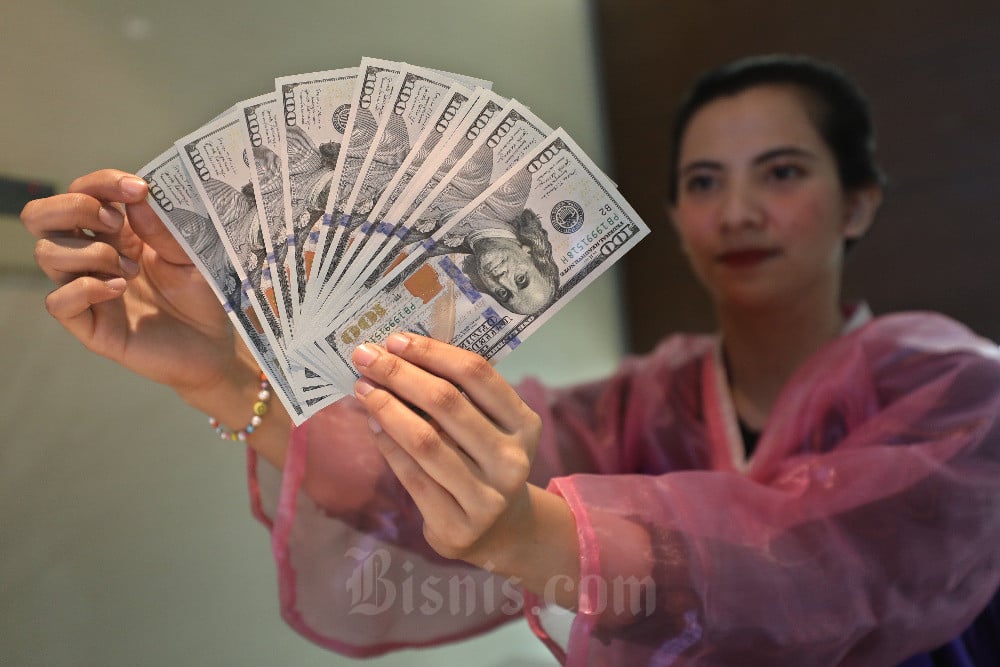 Karyawan menunjukan uang dolar Amerika Serikat (AS) di Jakarta, Selasa (5/9/2023). Bisnis/Eusebio Chrysnamurti