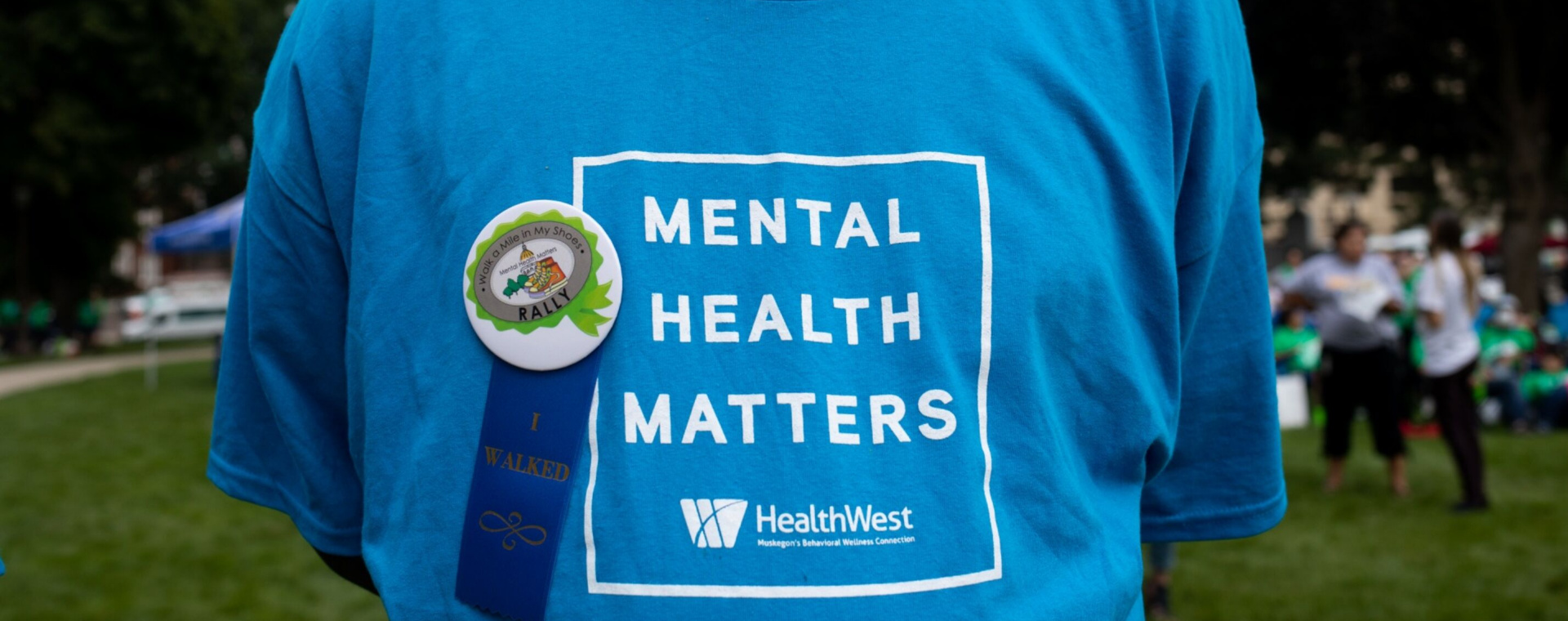 Seorang advokat menggunakan kaus bertuliskan 'Mental Health Matters' dalam aksi unjuk rasa untuk meningkatkan kesadaran publik soal isu kesehatan mental di Michigan, Amerika Serikat pada Kamis (15/9/2022). Tumpukan utang pinjol dinilai menjadi salah satu ancaman bagi kesehatan mental masyarakat. - Bloomberg/Emily Elconin