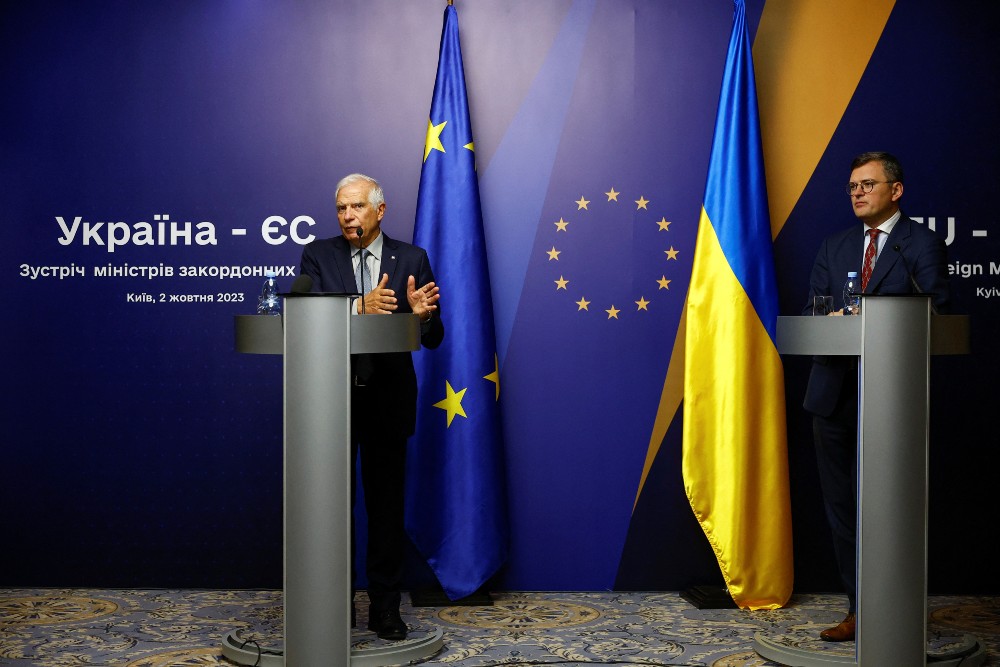 Kepala Kebijakan Luar Negeri Uni Eropa (UE) Josep Borrell dan Menteri Luar Negeri Ukraina Dmytro Kuleba menghadiri konferensi pers bersama setelah pertemuan para menteri luar negeri UE-Ukraina, di tengah serangan Rusia terhadap Ukraina, di Kyiv, Ukraina 2 Oktober 2023. REUTERS
