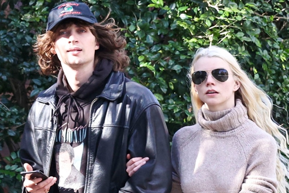  Bintang The Queen Gambit Anya Taylor-Joy Akhirnya Menikah dengan Musisi Malcolm McRae