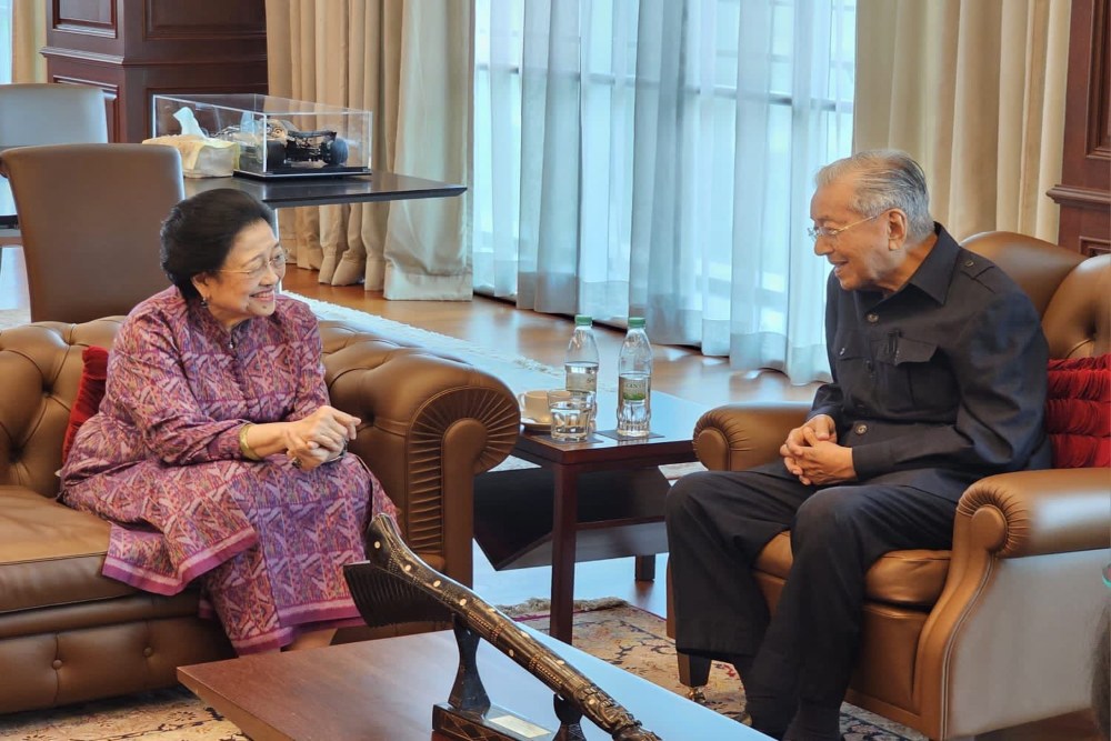 Presiden Kelima RI yang juga Ketua Umum PDIP Megawati Soekarnoputri berbincang santai dengan mantan Perdana Menteri Malaysia Mahathir Mohamad di Kuala Lumpur, Malaysia, Selasa (3/10/2023)./Dok. PDIP