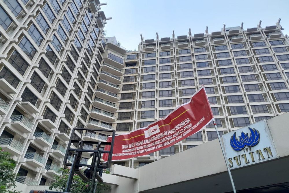  Dikawal Ketat Polisi, Pengelola GBK Pasang Spanduk 'Tanah Milik Negara' di Hotel Sultan