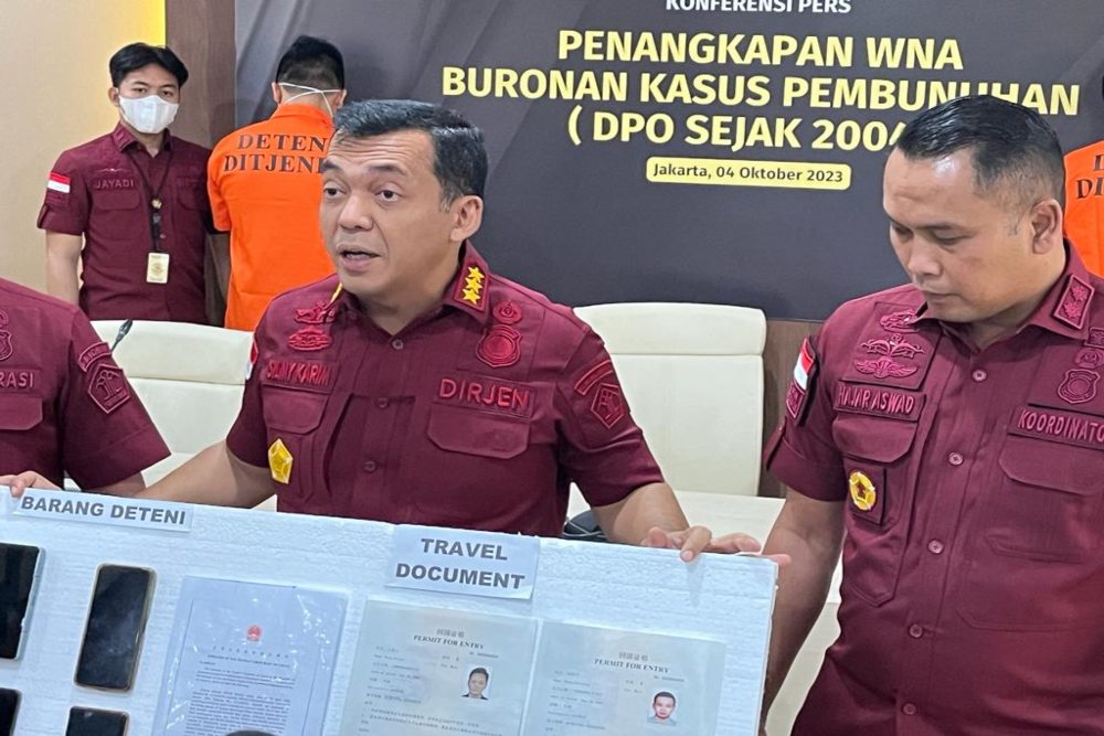 Dirjen Imigrasi Silmy Karim pada konferensi pers penangkapan dua orang WNA China buron kasus pembunuhan selama 19 tahun di Kantor Ditjen Imigrasi Kemenkumham, Jakarta, Rabu (4/10/2023). JIBI/Bisnis-Dany Saputra