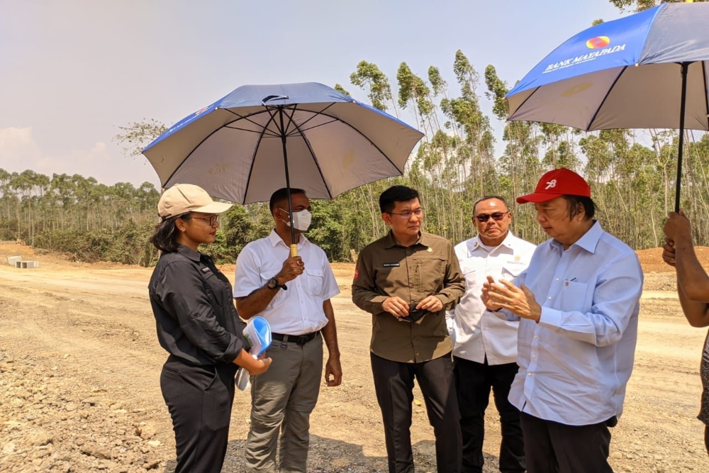 Direktur Investasi dan Kemudahan Berusaha OIKN Indra Yuwana mendampingi Founder Mayapada Group Dato Sri Tahir untuk meninjau lokasi pembangunan Rumah Sakit Mayapada di IKN/OIKN