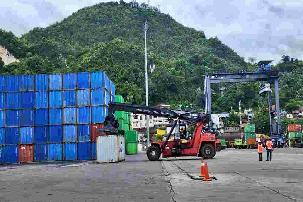 Aktivitas muat kontainer di TPK Jayapura - Papua, Rabu (4/10/2023)./Bisnis - Peni Widarti