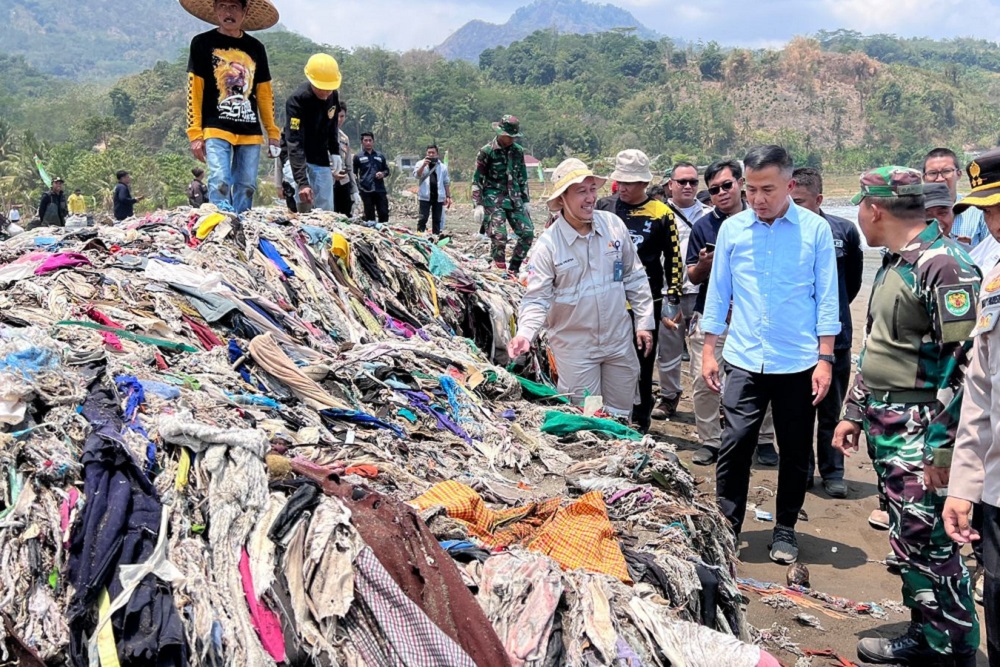  Atasi Sampah di Pantai Loji Sukabumi, Bey Bakal Rangkul Semua Unsur
