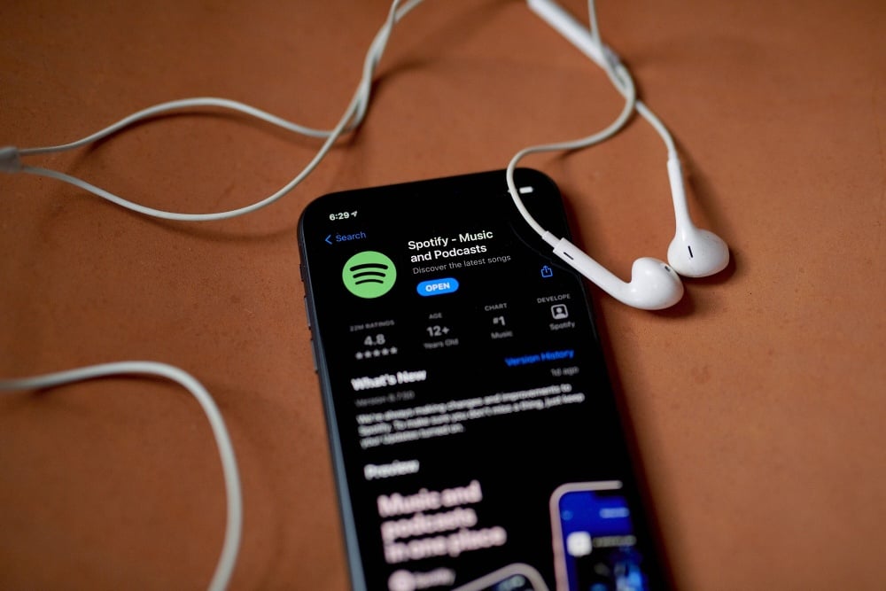 Tampilan unduh aplikasi Spotify di Apple App Store. Spotify resmi meluncurkan fitur dan layanan audiobook, yang mulai diuji coba di Inggris, Australia dan AS. / Bloomberg-Gabby Jones