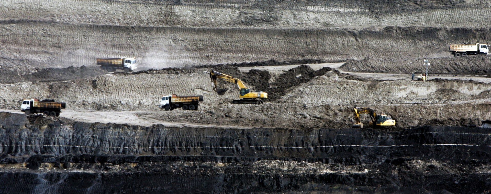 Alat berat beroperasi di tambang batu bara PT Bukit Asam (PTBA) di Tanjung Enim, Sumatera Selatan pada Juli 2011. - Bloomberg/Dadang Tri