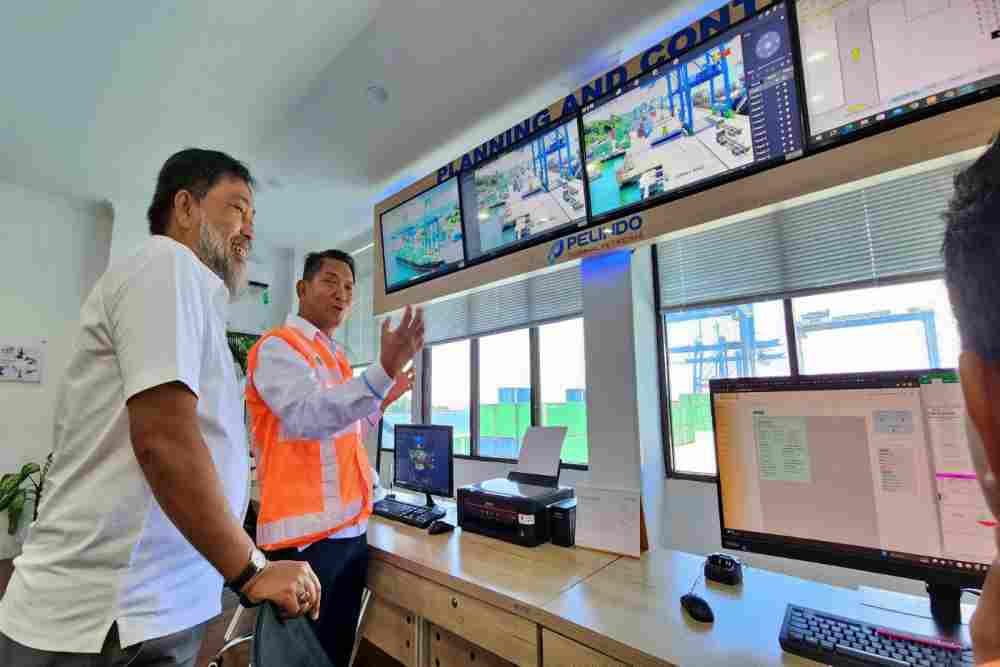 Terminal Head TPK Sorong, Herryanto (kanan) saat menjelaskan proses layanan petikemas kepada media di runag planning and control di TPK Sorong, Kamis (5/10/2023)./Bisnis - Peni Widarti
