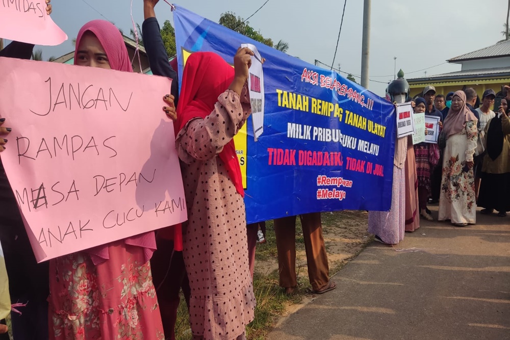  Ungkapan Hati Ibu-Ibu Rempang Warnai Kedatangan Bahlil di Tanjung Banun