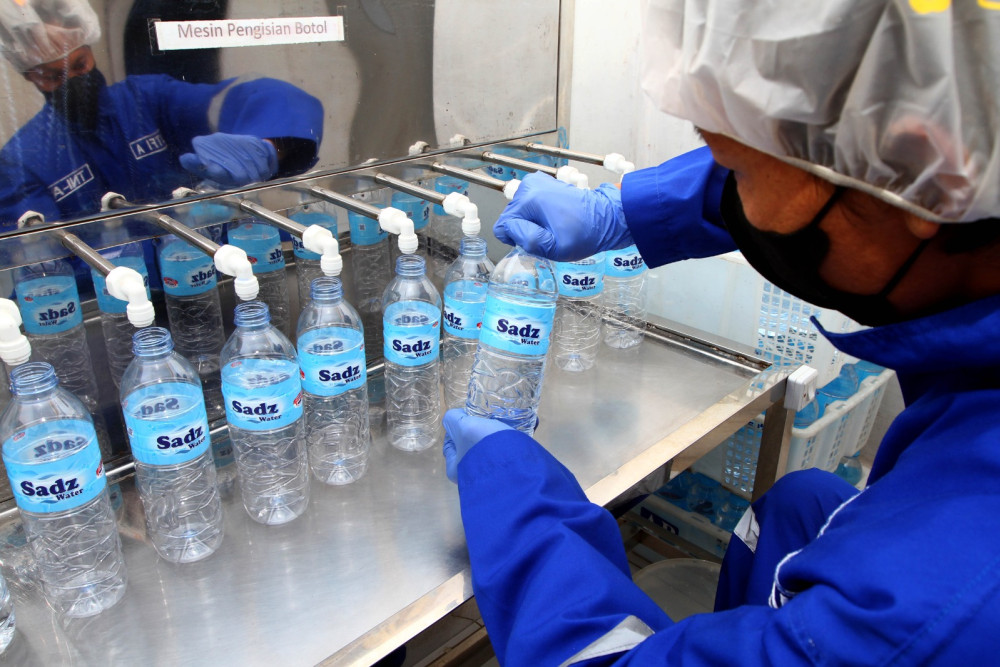 Pengisian air ke dalam botol AMDK Sadz di pabriknya di Gondanglegi, Kab. Malang./Istimewa