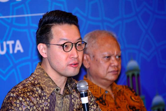 CEO PT Lippo Karawaci Tbk. John Riady (kiri) bersama Presiden Direktur Ketut Budi Wijaya memberikan penjelasan saat halalbihalal dengan media, di Jakarta, Kamis (20/6/2019)./Bisnis-Abdullah Azzam