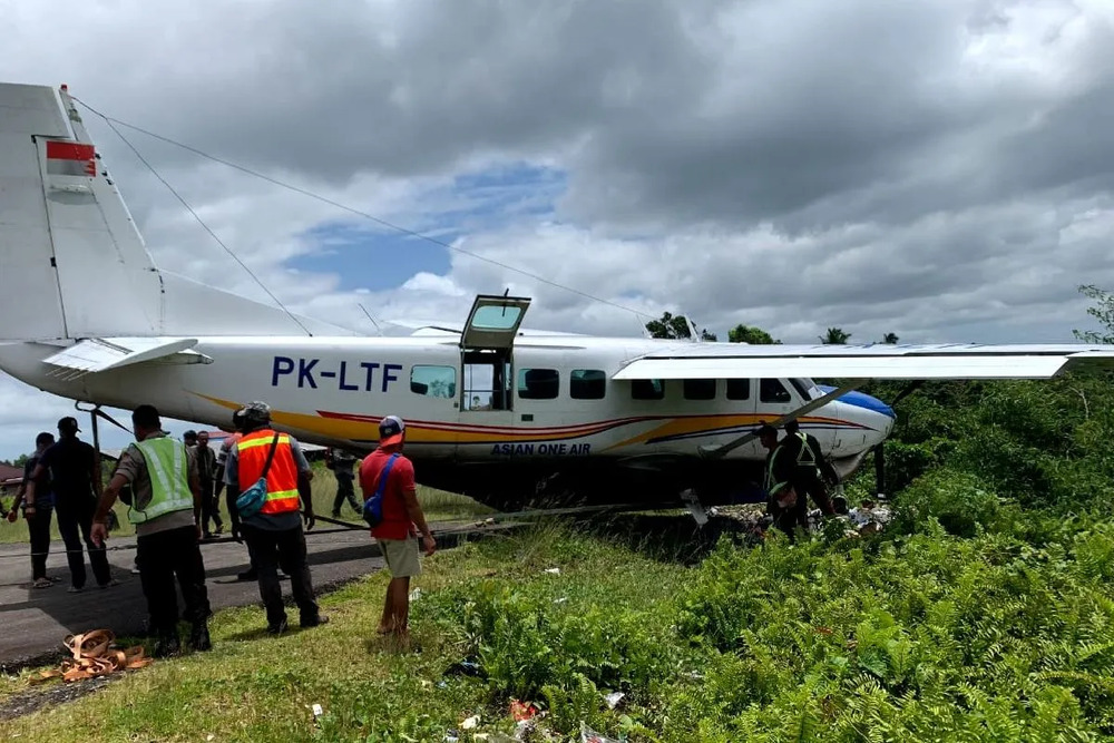 Pesawat milik PT. Asian One dengan kode penerbangan PK-LTF, Senin (9/10) sekitar pukul 12.15 WIT akibat mengalami rem blong saat mau take-off dari Bandara Kenyam, Kabupaten Nduga, Papua Pegunungan./Antara-Dok Polres Nduga.