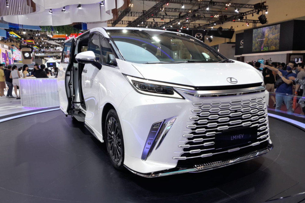  Lexus Indonesia Perkenalkan LM Hybrid, Harga Mulai dari Rp2,1 Miliar