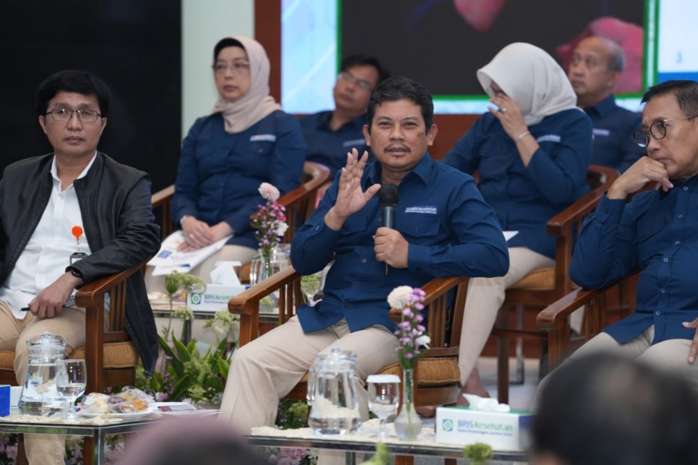 Direktur Utama BPJS Kesehatan Ali Ghufron Mukti (tengah) dalam paparan kinerja keuangan tahun lalu./Istimewa