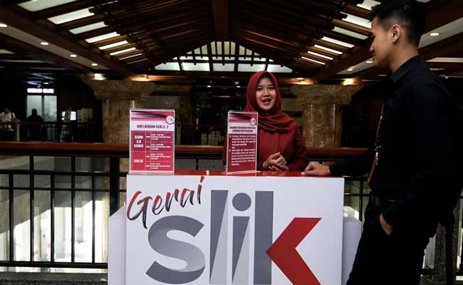 Pengunjung gerai Slik menunggu panggilan petugas Otoritas Jasa Keuangan (OJK) di Gedung Bank Indonesia, Jakarta, beberapa waktu lalu. Bisnis/Abdurachman