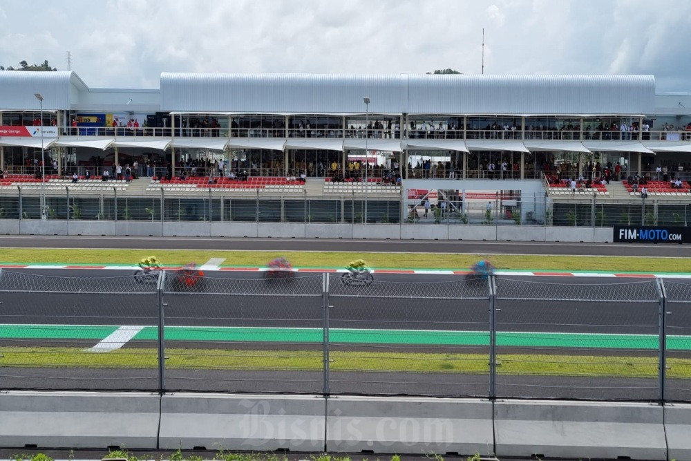 Tribun penonton di posisi start balapan MotoGP di Sirkuit Mandalika, Lombok, Minggu (20/3/2022)./Bisnis-Arnis Wigati