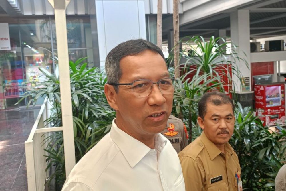 Heru Budi Akan Kaji Usulan Gage Sepeda Motor. Penjabat (Pj) Gubernur DKI Jakarta Heru Budi Hartono, Selasa (29/8/2023), mengatakan Balai Kota DKI Jakarta harus menjadi yang pertama menerapkan penyiraman air dari puncak gedung dengan pompa bertekanan tinggi (water mist generator) untuk mengurangi polusi udara./Antara