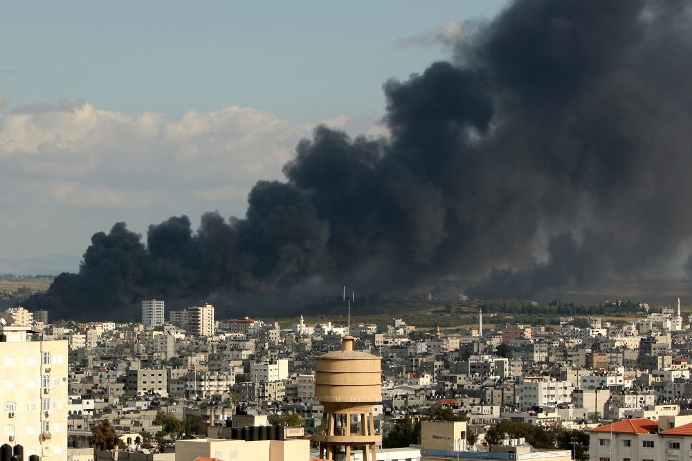 Gumpalan asap membumbung tinggi di atas Kota Gaza menyusul serangan udara Israel. Foto: Khaled Hasan/Bloomberg News