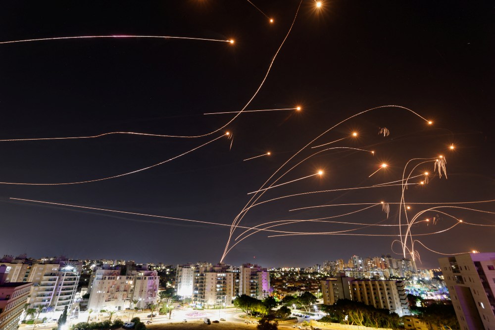 Sistem anti-rudal Iron Dome Israel mencegat roket yang diluncurkan dari Jalur Gaza, seperti yang terlihat dari kota Ashkelon, Israel 9 Oktober 2023. REUTERS/Amir Cohen