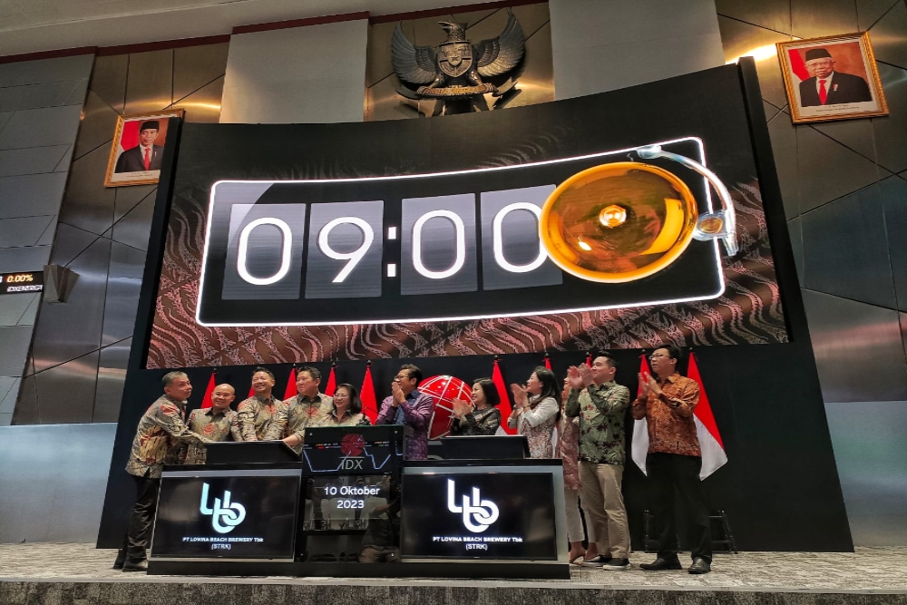 Jajaran direksi PT Lovina Beach Brewery Tbk. (STRK) saat penawaran umum perdana saham di Bursa Efek Indonesia (BEI), Selasa (10/10/2023)/Bisnis-Rizqi Rajendra.