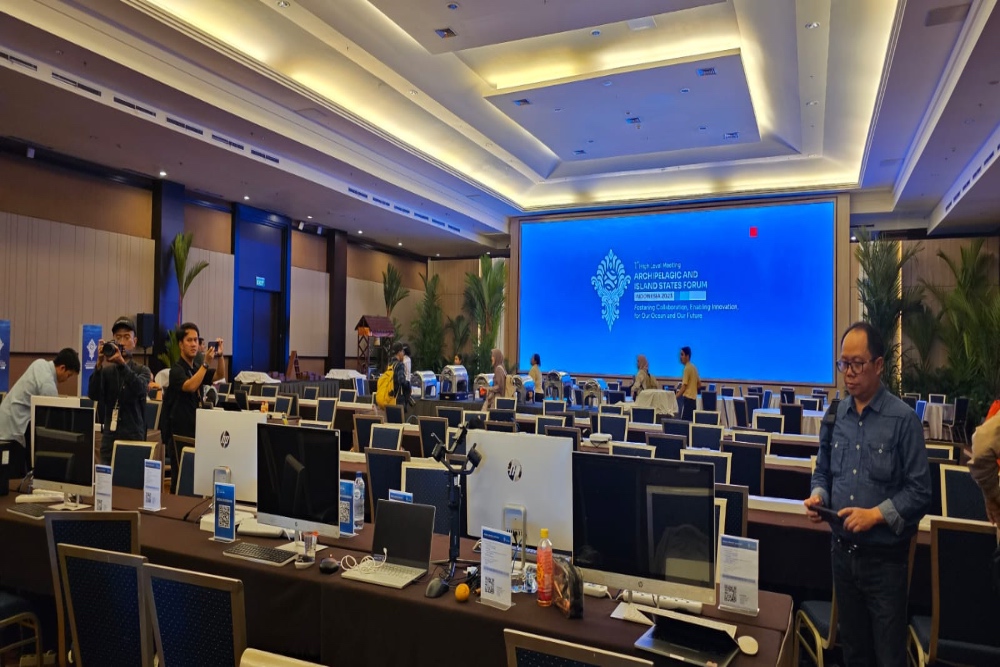 Media center KTT AIS Forum 2023 digunakan tempat bagi jurnalis dalam dan luar negeri untuk mengirimkan laporan ke kantor masing-masing.