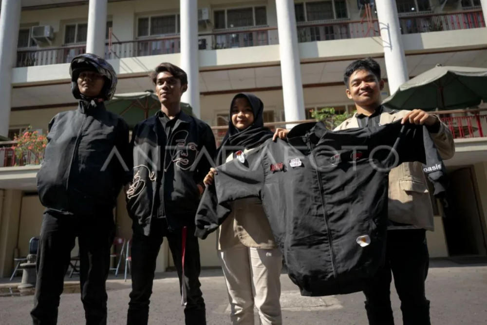 Lima mahasiswa Universitas Gadjah Mada (UGM) Yogyakarta menciptakan jaket J-Force