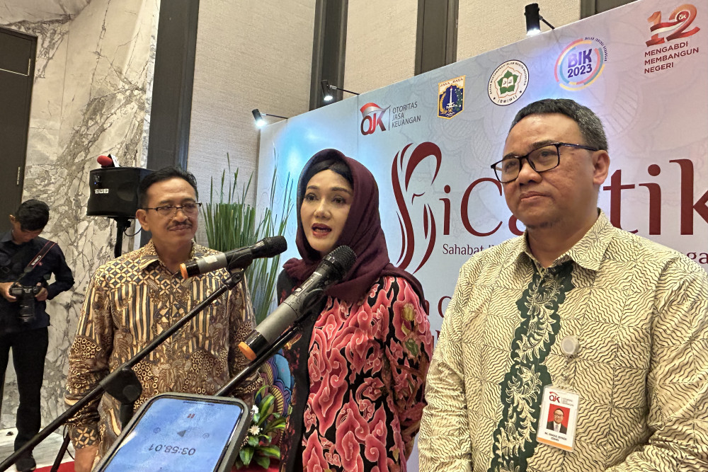 Kepala Eksekutif Pelaku Usaha Jasa Keuangan, Edukasi dan Perlindungan Konsumen OJK Friderica Widyasari Dewi dalam acara Edukasi kepada Perempuan/Ibu dalam acara SICANTIKS di kawasan Gambir, Jakarta Pusat, Selasa (10/10/2023). JIBI/ Pernita Hestin Untari.