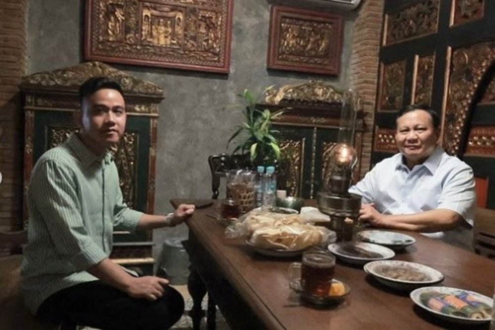 Wali Kota Solo Gibran Rakabuming Raka bertemu dengan bakal capres Prabowo Subianto di Angkringan Omah Semar, Kelurahan Jajar, Kecamatan Laweyan, Solo, Jumat (19/5/2023) malam./@prabowo