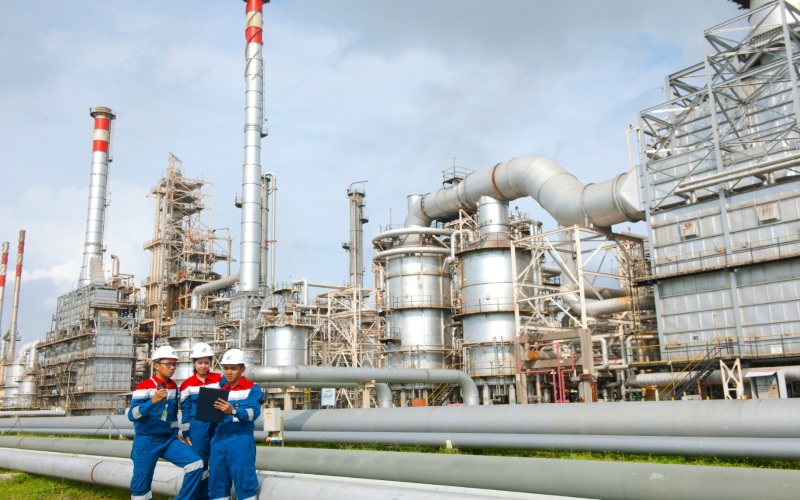Karyawan Pertamina melakukan pengecekan fasilitas kilang minyak. Istimewa/ Pertamina