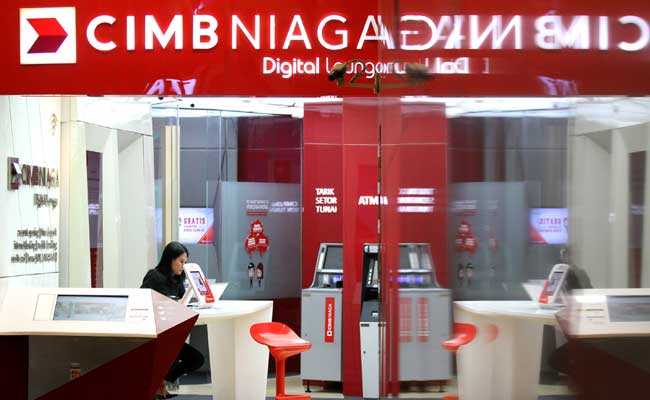 Karyawati beraktivitas di salah satu cabang Bank CIMB Niaga di Jakarta. Bisnis/Arief Hermawan P