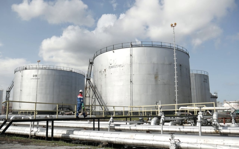 Karyawan Pertamina melakukan pengawasan di fasilitas RU V Balikpapan. Istimewa/Pertamina